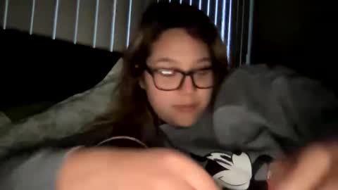 Snapshot of sunshinemae09 chatting on 11/21/25, 12:43 sunshinemae09 online show from 11/21/25, 12:43