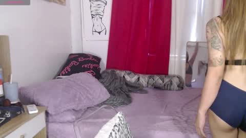 Snapshot of superhotvaleria chatting on 11/11/25, 01:49 Im val online show from 11/11/25, 01:49