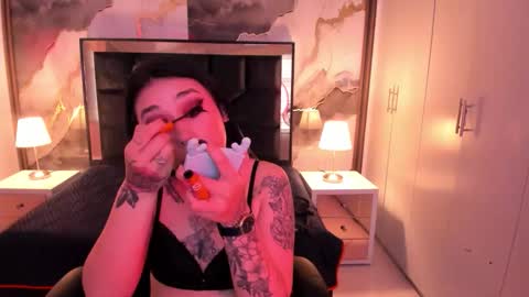 susanvilla online show from 11/18/25, 07:51