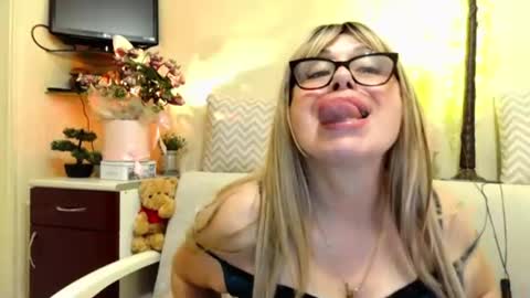 Snapshot of susiexnoreen chatting on 06/18/26, 12:00 SusiexNoreen online show from 06/18/26, 12:00