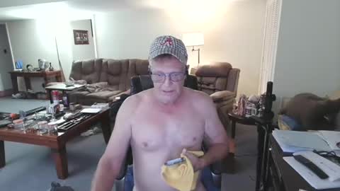 Snapshot of suttond4858 chatting on 10/26/25, 04:18 suttond4858 online show from 10/26/25, 04:18