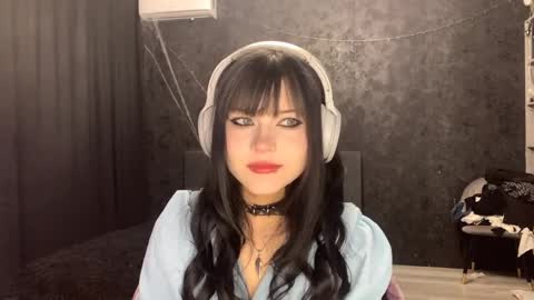 Snapshot of suziebanach chatting on 04/09/26, 05:29 EmilySuonn online show from 04/09/26, 05:29