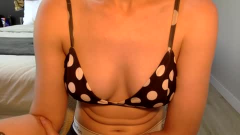 Snapshot of suzysummerrrrrrrrr chatting on 01/16/25, 02:41 The real sugar baby Suzy Summer online show from 01/16/25, 02:41