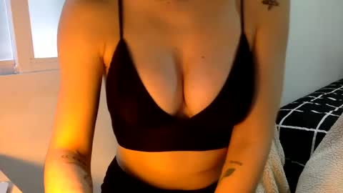 Snapshot of suzysummerrrrrrrrr chatting on 02/28/25, 12:31 The real sugar baby Suzy Summer online show from 02/28/25, 12:31