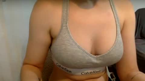 Snapshot of suzysummerrrrrrrrr chatting on 03/10/25, 01:43 The real sugar baby Suzy Summer online show from 03/10/25, 01:43