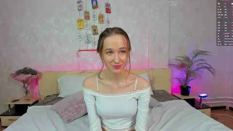 Monica  GTM 3MoTuWeFrSa 500pm-1000pm  online show from 02/09/25, 08:45