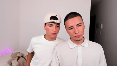 Snapshot of sweet_boys_xx chatting on 11/13/25, 02:10 CristianBrayan PVT OPEN online show from 11/13/25, 02:10