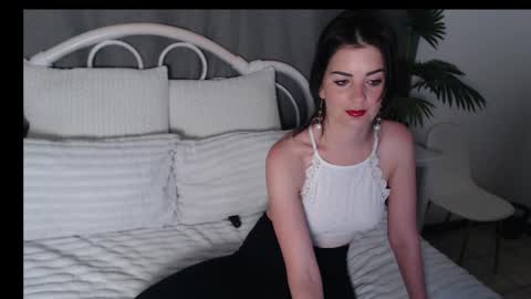 Snapshot of sweet_chantelle chatting on 11/19/25, 10:54 Chantelle online show from 11/19/25, 10:54