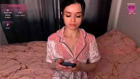 Snapshot of sweet_cherry1808 chatting on 10/17/25, 03:03 Sofia online show from 10/17/25, 03:03