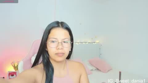 sweet_dania_ online show from 11/19/25, 10:04