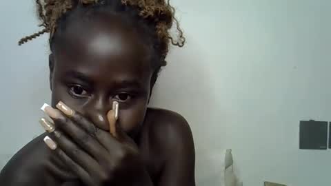 Snapshot of sweet_diva19 chatting on 11/26/25, 10:33 sweet_diva19 online show from 11/26/25, 10:33