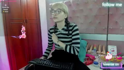  emmili  online show from 12/22/25, 12:02