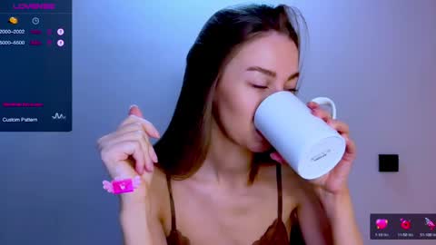Mia online show from 04/26/26, 10:57