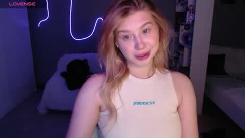 sweet_nicole_333 online show from 06/05/26, 10:21