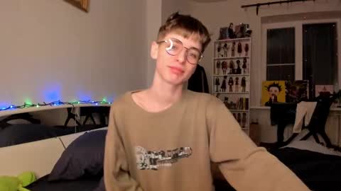 Snapshot of sweet_peach__ chatting on 12/27/24, 01:43 kira online show from 12/27/24, 01:43