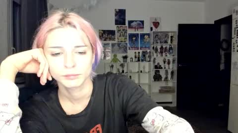 Snapshot of sweet_peach__ chatting on 10/21/25, 07:47 kira online show from 10/21/25, 07:47