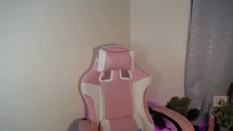 Snapshot of sweet_trishaxx chatting on 11/11/25, 01:00 Trisha online show from 11/11/25, 01:00