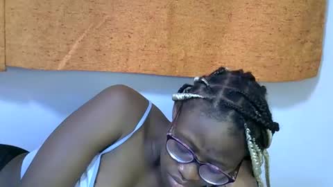 Snapshot of sweet_zarah chatting on 02/18/26, 01:01 sweet_zarah online show from 02/18/26, 01:01