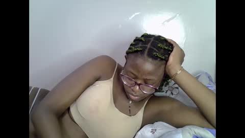 sweet_zarah online show from 05/18/26, 01:56
