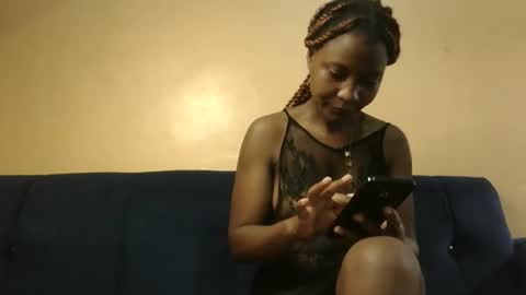Snapshot of sweet_zella chatting on 05/17/26, 01:29 zellate online show from 05/17/26, 01:29
