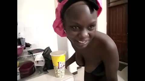 Snapshot of sweetbee018 chatting on 11/27/25, 03:41 Lunargirl online show from 11/27/25, 03:41