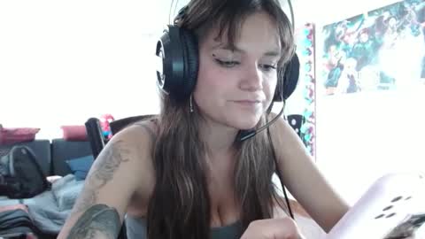 Snapshot of sweetbella_444 chatting on 09/22/25, 04:42 Bella online show from 09/22/25, 04:42