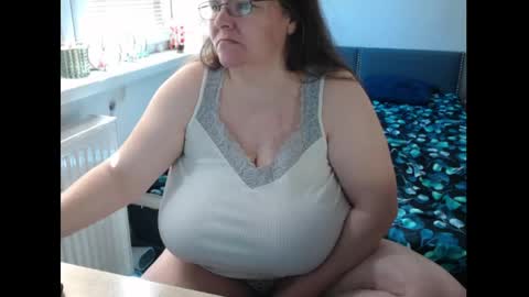 Snapshot of sweetboobs85h chatting on 05/01/26, 08:41 Sweetboobs85h online show from 05/01/26, 08:41
