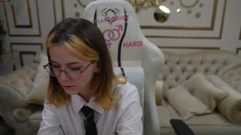 Amelia online show from 10/11/25, 10:25