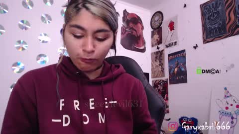 Snapshot of sweetdevil631 chatting on 02/19/25, 02:55 Abril online show from 02/19/25, 02:55