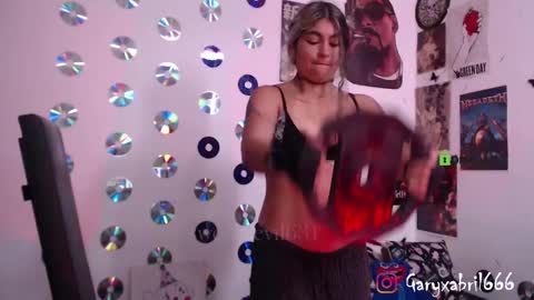 Snapshot of sweetdevil631 chatting on 03/11/25, 04:29 Abril online show from 03/11/25, 04:29