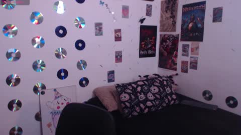 Snapshot of sweetdevil631 chatting on 12/15/25, 02:43 Abril online show from 12/15/25, 02:43