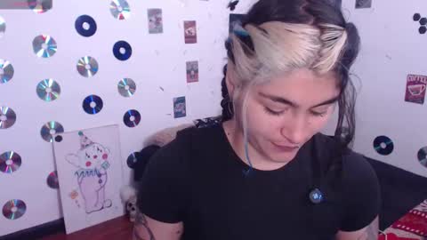 Snapshot of sweetdevil631 chatting on 12/16/25, 03:28 Abril online show from 12/16/25, 03:28