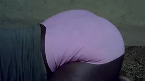 Snapshot of sweetdivah2 chatting on 06/04/26, 03:18 divinah online show from 06/04/26, 03:18