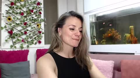 Snapshot of sweetfantasyy69 chatting on 10/10/25, 04:11 sweef online show from 10/10/25, 04:11