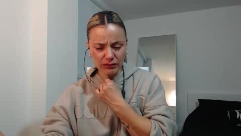 Snapshot of sweetfantasyy69 chatting on 12/18/25, 01:33 sweef online show from 12/18/25, 01:33