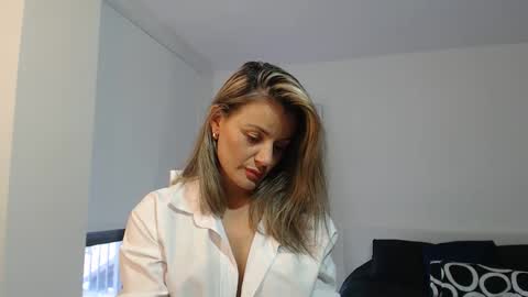 Snapshot of sweetfantasyy69 chatting on 12/22/25, 08:28 sweef online show from 12/22/25, 08:28