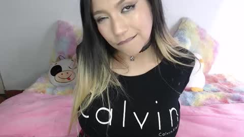 Snapshot of sweethotsin_sexy69 chatting on 10/28/25, 01:53 online show from 10/28/25, 01:53