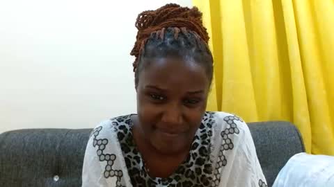 Snapshot of sweetie_coco chatting on 01/12/26, 06:35 Luciana online show from 01/12/26, 06:35