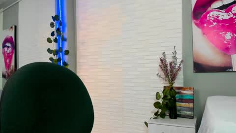 Snapshot of sweetieandjuiicy chatting on 01/22/25, 10:05 Call me Nataly online show from 01/22/25, 10:05