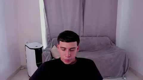 Snapshot of sweetlian_04 chatting on 02/15/25, 10:10 Lian online show from 02/15/25, 10:10