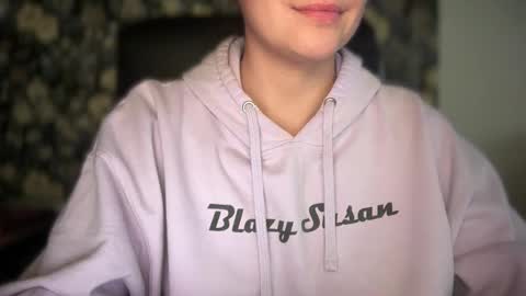 Snapshot of sweetssmashed chatting on 11/14/25, 10:18 sweetssmashed online show from 11/14/25, 10:18