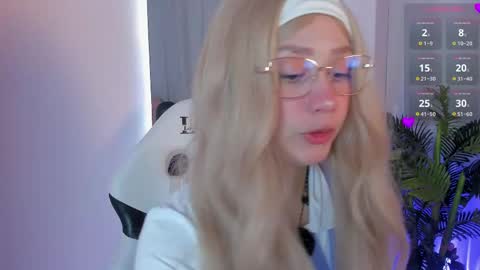 sweett_fire online show from 05/19/26, 06:03