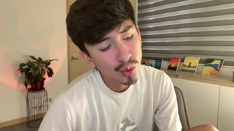 Snapshot of sweettaaron chatting on 10/28/25, 06:10 Andy online show from 10/28/25, 06:10