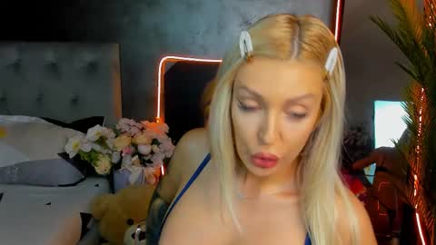 Snapshot of sweettheaa_ chatting on 09/26/25, 06:12 Jessica online show from 09/26/25, 06:12