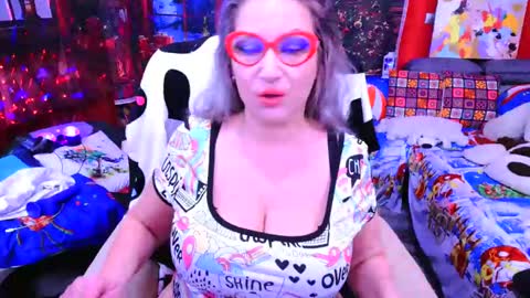 Snapshot of sweetylisahard chatting on 01/01/25, 03:57 Lisa online show from 01/01/25, 03:57