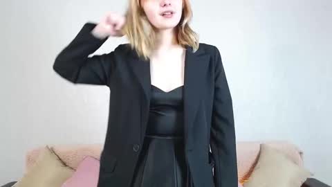 Snapshot of sweetyybay chatting on 12/14/25, 02:00 Stacy online show from 12/14/25, 02:00