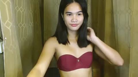 Snapshot of swettie_rhea chatting on 12/20/25, 01:23 Rhea online show from 12/20/25, 01:23