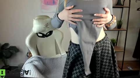 Snapshot of sylvia_ortiz chatting on 10/15/25, 09:31 Sylvia online show from 10/15/25, 09:31