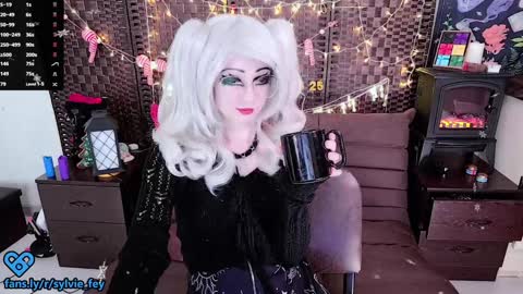 Snapshot of sylvie_fey chatting on 12/31/24, 11:39 Sylvie online show from 12/31/24, 11:39