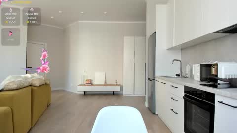 Mila online show from 09/20/25, 08:48